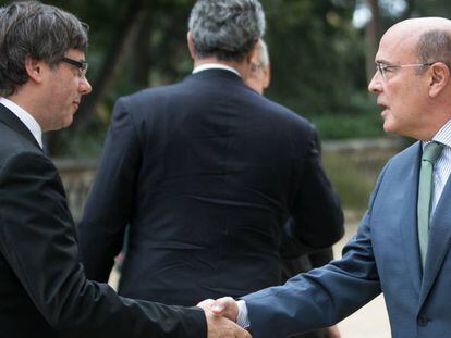 El Presidente catalan, carles Puigdemont, se saluda con Diego Perez de los Cobos.