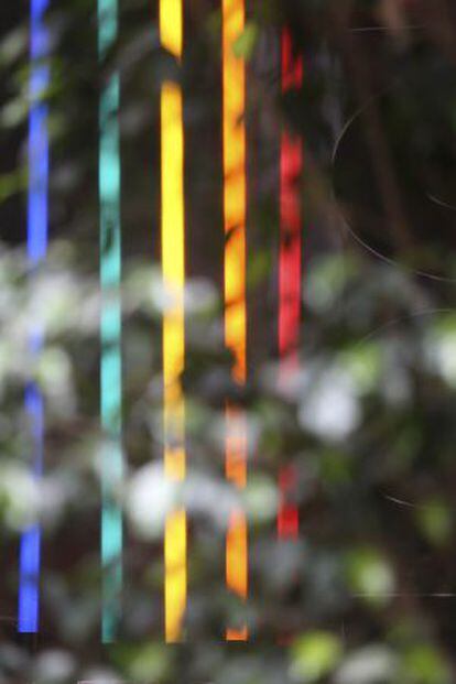 Els colors representatius del moviment gai, com a reclam d’un sex shop a la zona del Gaixample, a Barcelona.[