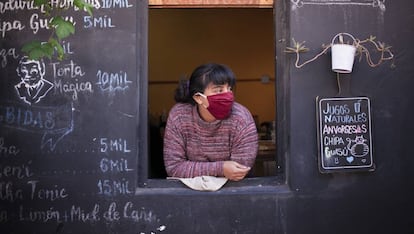 Pequeñas iniciativas de venta de alimentos han surgido ante la crisis, mucha gente cocina para vender, Mabel Candia y sus compañeros del Centro Cultural Casa Fem venden comida para vivir.