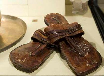 Las desgastada desgastadas sandalias de Mahatma Gandhi.