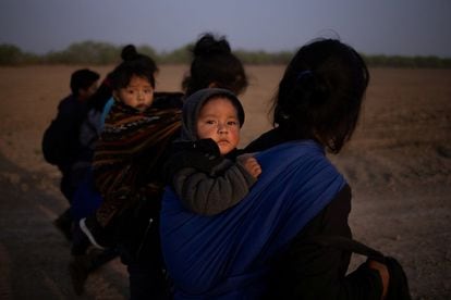 Dos mujeres guatemaltecas cruzan la frontera entre Estados Unidos y México con sus hijos de un año en Peñitas (Texas) el 17 de marzo. 