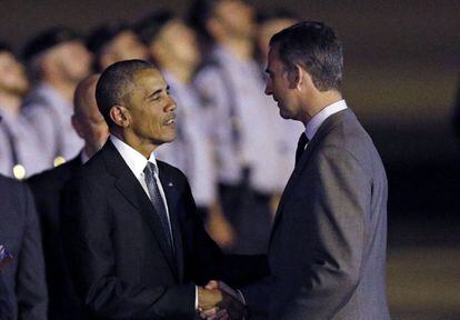 El presidente de Estados Unidos, Barack Obama (izda), saluda al rey Felipe VI a su llegada la base aérea de Torrejón (Madrid), en el inicio de su visita a España.