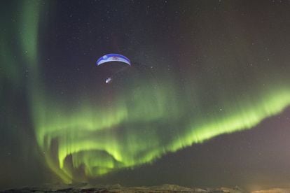 El proyecto era grabar el primer vuelo en parapente con la aurora boreal de la historia: “Ha sido diferente a todo: Volar de noche, a casi 70 grados de latitud, con un frío increíble. Impresionaba la cantidad de lenguas de aurora verdes y púrpuras que se movían y cambiaban de color”.