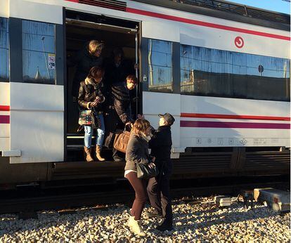 La Policía ha desalojado la estación de Atocha en Madrid después de que un hombre, que ha sido detenido, amenazara con suicidarse con explosivos que, según ha dicho, llevaba consigo.