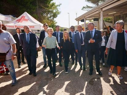 Giorgia Meloni y Ursula von der Leyen, durante su visita el día 17 a Lampedusa, en una imagen facilitada por el Gobierno italiano.