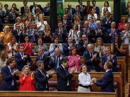 Los diputados populares felicitan a Alberto Núñez Feijóo durante la primera jornada de su debate de investidura.