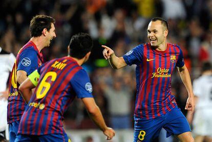 Iniesta celebra su gol con Messi y Xavi.