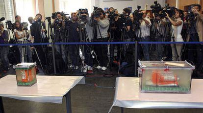 Los investigadores muestran a la prensa las cajas negras del vuelo 447 de Air France.