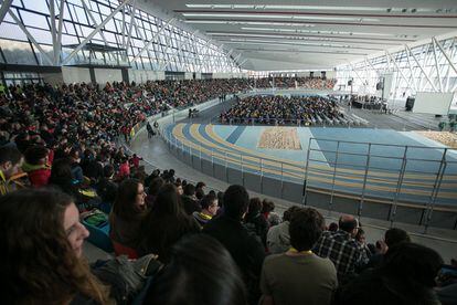 Vista general del poliesportiu on se celebra l'Assemblea Nacional Extraordinària de la CUP, a Sabadell (Vallès Occidental).