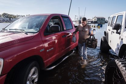 Un hombre camina por las calles inundadas en Luisiana este sábado.