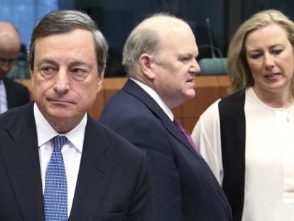 Draghi y los ministros de Econom&iacute;a de Irlanda y Finlandia, este lunes en Bruselas.   