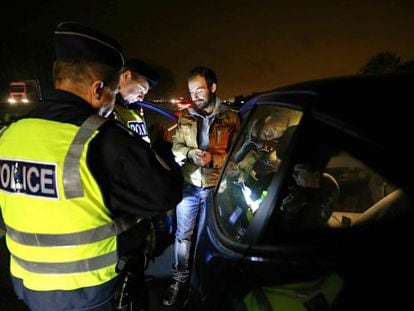 Dos gendarmes inspeccionan un vehículo en uno de los controles fronterizos.