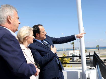 La presidenta de la Comisión Europea, Ursula von der Leyen (centro), inspeccionaba el viernes, junto al presidente chipriota, Nikos Christodoulides, a su izquierda, el puerto de Lárnaca, en Chipre.