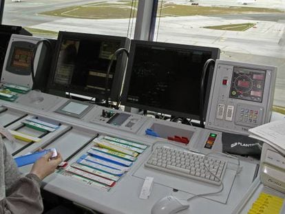 Una controladora en el aeropuerto de Madrid-Barajas Adolfo Suárez.