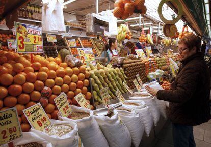 Una mujer compra en un mercado madrileño.