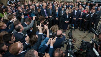 Theresa May se dirige a la prensa a la entrada del Palacio de Westminter en Londres.