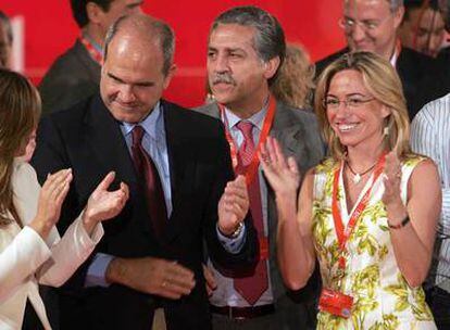 Manuel Chaves, Diego López garrido y Carme Chacón, en el congreso del PSOE de 2004.