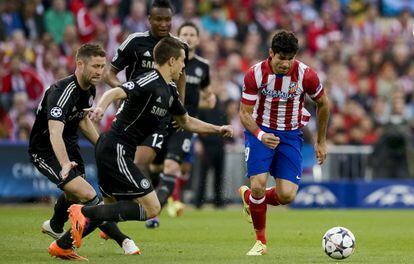 Diego Costa rodeado de rivales