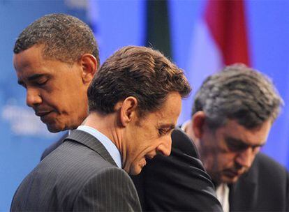 De izquierda a derecha, Barack Obama,  Nicolas Sarkozy y Gordon Brown, durante su comparecencia conjunta en Pittsburgh.