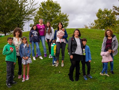 De izquierda a derecha, Eva María Bernal con sus hijos Aitana y Martín; Pilar H. Peces con sus hijas Candela y Jimena; Marga H. Peces con sus hijos Juan y Sara; Ana Saiz con su hijo Diego (María se escondió para la foto) y Mónica de Tomás con su hija Laia, en un parque de Rivas Vaciamadrid.