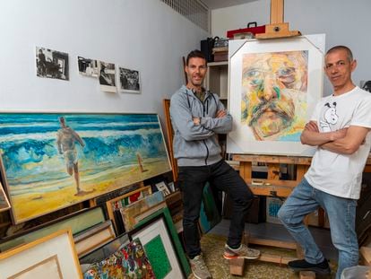 José Ramón y Oky Aguirre posan junta a un autorretrato de su padre, Luis Fernando, en Madrid.