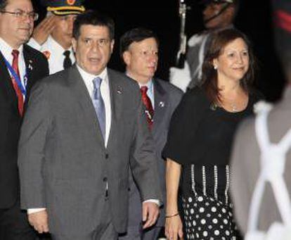 El presidente de Paraguay, Horacio Cartes Jara (i), camina junto a la vicecanciller de Panamá, Mayra Arosemena (d), a su llegada el pasado 16 de octubre de 2013, para participar en la XXIII Cumbre Iberoamericana en Ciudad de Panamá (Panamá).