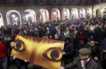 Varios centenares de personas se concentran ante el Ayuntamiento de Gijón contra la decisión de la Concejalía de Cultura de la ciudad de cesar a José Luis Cienfuegos como director del Festival Internacional de Cine de Gijón (FICXixón)