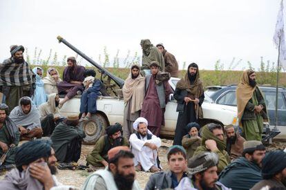 Un grupo de talibanes escucha el discurso del nuevo mulá de la provincia de Farah.