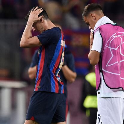 Barcelona's Polish forward Robert Lewandowski (L) reacts at the end of the UEFA Champions League 1st round, group C, football match between FC Barcelona and Inter Milan at the Camp Nou stadium in Barcelona on October 12, 2022. (Photo by Josep LAGO / AFP)