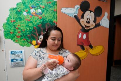 Elizabeth Amador alimenta a su hija, de nueve meses, en un dispensario público, el 12 de mayo en West Valley City (Utah).