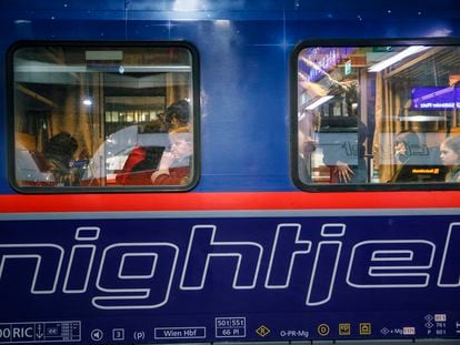Varios viajeros en un tren nocturno de la compañía austriaca OBB, en la Estación Central de Viena, en marzo de 2022.