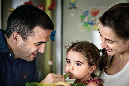 El cocinero Óscar Velasco, con su mujer y su hija Laura