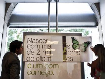 Dos trabajadores cambian el nombre y carteles del Banco Esp&iacute;rito Santo tras la transformaci&oacute;n en Novo Banco, en una oficina de Lisboa (Portugal). EFE/Archivo