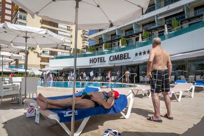 Turistas toman el sol en la piscina de un hotel de Benidorm (Alicante), en octubre de 2020.