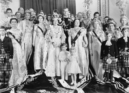 Una sonriente Isabel II posa para el retrato oficial con miembros de su familia en la sala del trono de Buckingham. Delante de la nueva monarca se encuentran el príncipe Carlos y la princesa Ana. Tras ella, el duque de Edimburgo, su marido. A su derecha, su hermana, la princesa Margarita, y a su izquierda la Reina Madre.