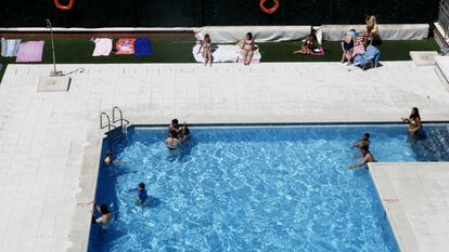 Piscina comunitaria en una urbanización de Madrid.