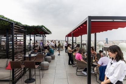 Varios clientes disfrutan de la terraza del Hotel RIU, en Gran Via, Madrid.

