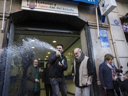 Els venedors de loteria i els guanyadors de l'administració de Travessera de Gràcia 244 celebren el primer premi.