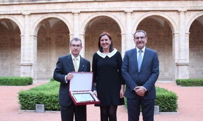 Santiago Posteguillo, premio al &#039;escritor del a&ntilde;o&#039; 2015, junto a la consejera de Cultura y el rector de la Jaume I. 
