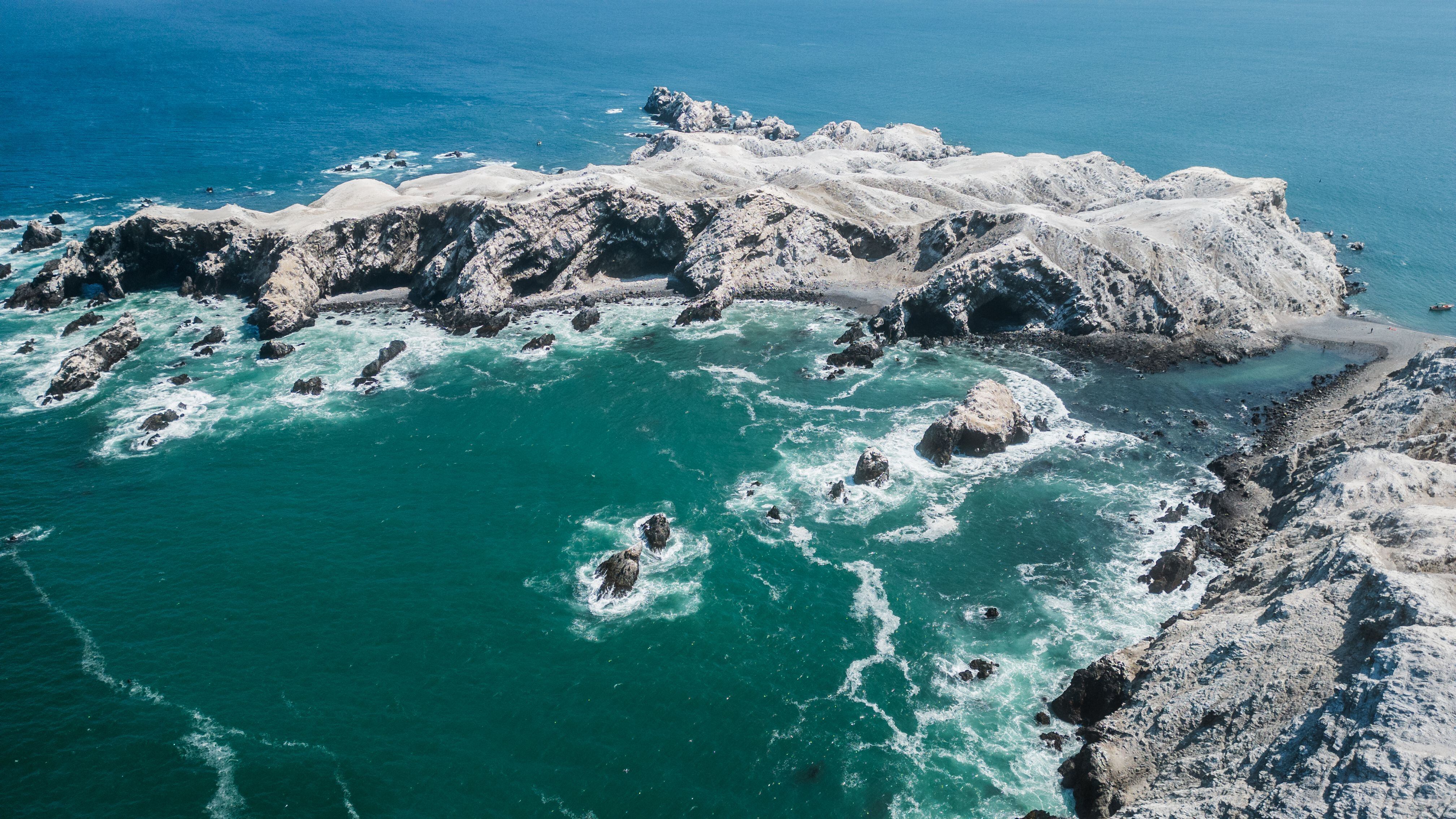 Vista aérea de una saliente rocosa en Isla Foca.