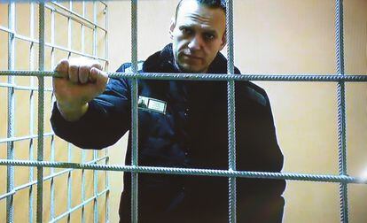 Navalni mira a cámara durante una sesión del juicio celebrada el pasado 17 de enero.