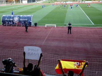 La selección se entrena en Las Rozas ante una muchedumbre de hinchas enfadados, dirigidos por los cánticos de un grupo ultra contra el jugador del Barça, que protesta por las cargas policiales en Cataluña