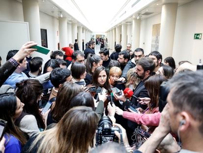 La líder de Podemos, Ione Belarra, atiende a los periodistas el miércoles durante el pleno del Congreso, reunido excepcionalmente en el Senado.