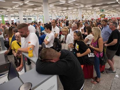 Viajeros hacen cola en el aeropuerto de Palma.