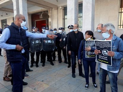 La policía dispersa una concentración por la libertad de los periodistas encarcelados, el pasado viernes en Rabat.