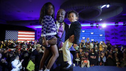 El demócrata Warnock abraza a sus hijos, tras vencer en las elecciones en Georgia, este martes en Atlanta.