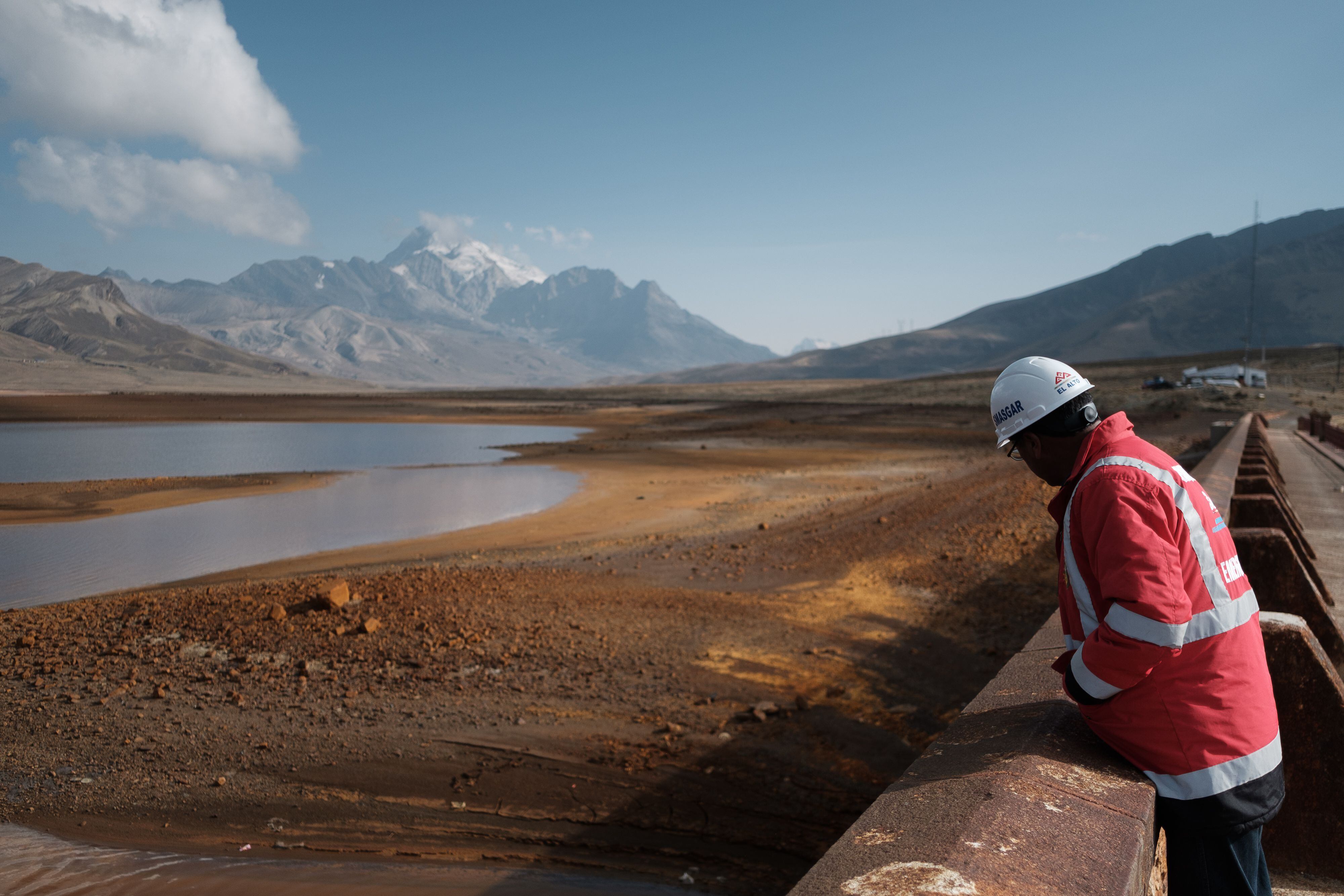 Gabriel Pari, máxima autoridad ambiental del municipio boliviano de El Alto, supervisa los niveles de agua en la represa de Milluni, el pasado 21 de noviembre.