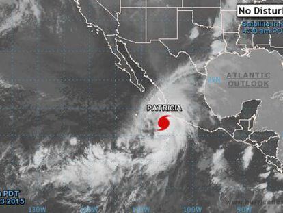 Mapa facilitado hoy 23 de octubre de 2015 por la Agencia Nacional de Océanos y Atmósfera de Estados Unidos (NOAA, por su sigla en inglés) que muestra una imagen de satélite en el que se aprecia el huracán Patricia a su llegada a la costa de México.