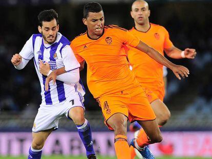 Santos (d) ante la Real Sociedad.