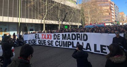 Los taxistas madrileños se manifestaron hoy en la capital española y exigieron a la Comunidad de Madrid que regule el sector de los VTC.